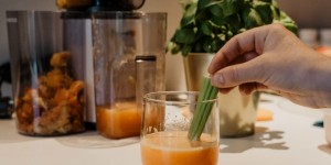 Beitragsbild des Blogbeitrags Fit in den Frühling: Frische Säfte mit dem Slow Juicer
