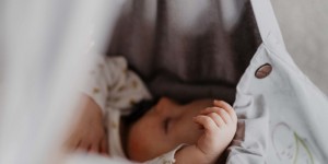 Beitragsbild des Blogbeitrags Babyschlaf Q&A: Erfahrung der ersten 16 Wochen inkl. Federwiege 