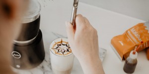 Beitragsbild des Blogbeitrags Karamell Latte mit perfektem Milchschaum zum Muttertag 