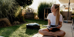 Beitragsbild des Blogbeitrags Bye Bye Gartenarbeit – smart mähen mit Mähroboter