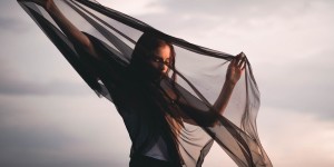 Beitragsbild des Blogbeitrags Wie du belastende Gedanken loslässt!