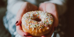 Beitragsbild des Blogbeitrags Emotionalen Hunger entkommen: 4 Wege um Frustessen zu vermeiden
