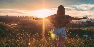 Beitragsbild des Blogbeitrags 6 kraftvolle Mantras, die dein Leben zum Strahlen bringen