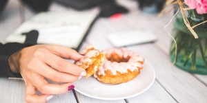 Beitragsbild des Blogbeitrags Du bist nicht zu faul: Emotionales Essen – was wirklich dahinter steckt 