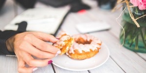 Beitragsbild des Blogbeitrags Du bist nicht zu faul: Emotionales Essen – was wirklich dahinter steckt