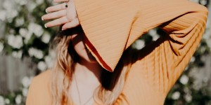 Beitragsbild des Blogbeitrags Ich habe das nicht verdient – Wie das Hochstapler Syndrom uns klein hält