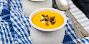 Beitragsbild des Blogbeitrags Butternuss-Kürbis-Mandel-Suppe/ Butternut squash and almond soup
