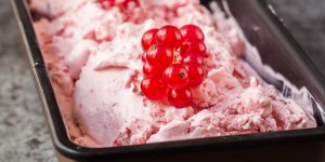 Beitragsbild des Blogbeitrags Ribisel-Cheesecake Eis/ Currant cheesecake ice cream 