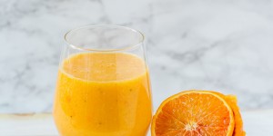 Beitragsbild des Blogbeitrags Orangen-Karotten-Bananen Smoothie/ Orange-carrot banana smoothie 