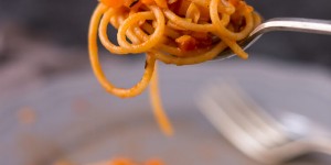 Beitragsbild des Blogbeitrags Vegane Linsen-Bolognese/ Vegan lentil bolognese