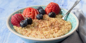 Beitragsbild des Blogbeitrags Warmer Quinoa mit Beeren/ Warm quinoa with berries