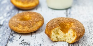 Beitragsbild des Blogbeitrags Einfache Rührteig-Donuts/ Simple sponge donuts 