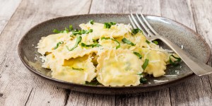 Beitragsbild des Blogbeitrags Ravioli mit Bärlauchfüllung/ Ravioli with wild garlic filling