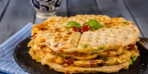 Beitragsbild des Blogbeitrags Tomaten-Mozzarella-Basilikum Waffeln/ Tomato-mozzarella-basil waffles