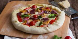 Beitragsbild des Blogbeitrags Pizza mit Käserand/ Pizza with cheese edge 
