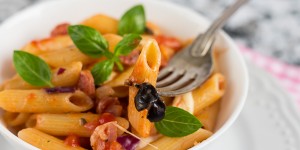 Beitragsbild des Blogbeitrags Penne mit Salami-Mozzarella-Sugo/ Penne with salami-mozzarella-sugo 