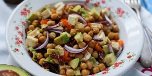 Beitragsbild des Blogbeitrags Salat mit Kichererbsen, Avocado und getrocknete Tomaten/ Salad with chickpeas, avocado and dried tomatoes