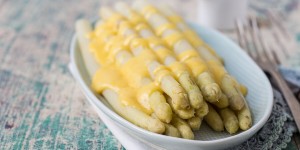 Beitragsbild des Blogbeitrags Weißer Spargel mit selbstgemachte Sauce Hollandaise/ White asparagus with homemade hollandaise sauce