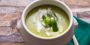 Beitragsbild des Blogbeitrags Zucchinicremesuppe/ Zucchini cream soup 