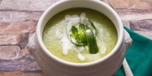 Beitragsbild des Blogbeitrags Zucchinicremesuppe/ Zucchini cream soup