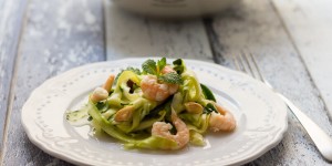 Beitragsbild des Blogbeitrags Zucchini-Chili-Minze-Salat mit Garnelen/ Courgette-chilli-mint salad with prawns