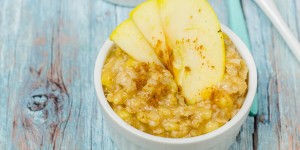 Beitragsbild des Blogbeitrags Porridge mit Bratäpfeln und Zimt/ Porridge with baked apple and cinnamon