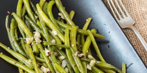Beitragsbild des Blogbeitrags Grüne Bohnen mit Knoblauch/ Green beans with garlic 