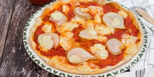 Beitragsbild des Blogbeitrags Knusprige Pizza mit Brie und Birne