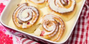 Beitragsbild des Blogbeitrags Erdbeerschnecken mit Frischkäse-Frosting