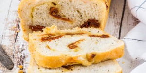 Beitragsbild des Blogbeitrags No-Knead Brot mit Käse, Tomaten und Knoblauch