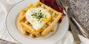 Beitragsbild des Blogbeitrags Käsewaffeln mit Speck