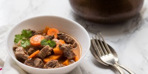 Beitragsbild des Blogbeitrags Rindergulasch mit Möhren/ Beef stew with carrots
