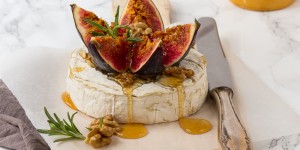Beitragsbild des Blogbeitrags Gebackener Camembert mit Feigen und Honig/ Baked Camembert with figs and honey 