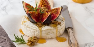 Beitragsbild des Blogbeitrags Gebackener Camembert mit Feigen und Honig/ Baked Camembert with figs and honey
