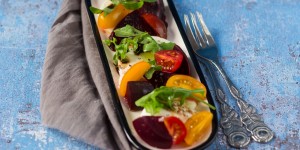 Beitragsbild des Blogbeitrags Rote Beete-Mozarella-Tomaten Salat/ Beetroot-mozzarella-tomato salad  