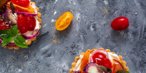 Beitragsbild des Blogbeitrags Tartlettes mit Frischkäse und Tomaten