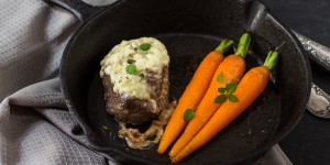 Beitragsbild des Blogbeitrags Überbackenes Straußenfilet/ Roasted ostrich filet with blue cheese topping