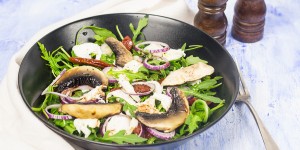 Beitragsbild des Blogbeitrags Salat mit getrockneten Tomaten und Pilzen/ Salad with dried tomatoes and mushrooms