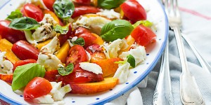 Beitragsbild des Blogbeitrags Nektarinen Caprese Salat/ Nectarines Caprese Salad