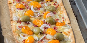 Beitragsbild des Blogbeitrags Flammkuchen mit Speck, Blauschimmelkäse und Zwiebel/ Tarte flambée with bacon, blue cheese and onion