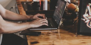 Beitragsbild des Blogbeitrags Zwei-Faktor-Authentifizierung | Alle Infos zum Kontoschutz