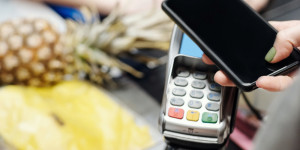 Beitragsbild des Blogbeitrags Mit dem Smartphone bezahlen: So geht MobilePay in Österreich