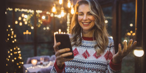 Beitragsbild des Blogbeitrags Kerzenschein und Sternspritzer: So gelingen Handyfotos bei wenig Licht
