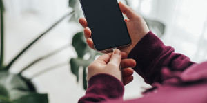 Beitragsbild des Blogbeitrags So hält dein Handy-Akku länger