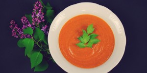 Beitragsbild des Blogbeitrags Zucchini-Paradeisercremesuppe mit Zitronengras und Ingwer 