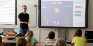 Beitragsbild des Blogbeitrags Kolumne: Streaming und YouTube – Die Zukunft der Bildung? 