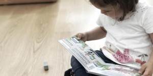 Beitragsbild des Blogbeitrags Mama geht putzen. Oder: wie sich mein Kind alleine beschäftigt.