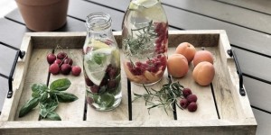 Beitragsbild des Blogbeitrags Infused Water – der perfekte Sommerdrink: 5 Rezeptideen für aromatisiertes Vitamin-Wasser.