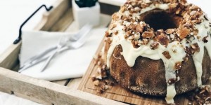 Beitragsbild des Blogbeitrags Weißer Schoko Gugelhupf mit Mandelkrokant