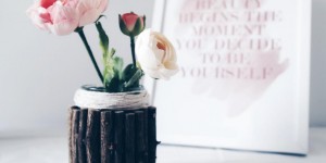 Beitragsbild des Blogbeitrags Upcycling | Vase aus Einmachglas und Holz basteln – DIY einfach & günstig! 